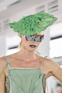 00070-maison-margiela-spring-2024-ready-to-wear-details-credit-gorunway.thumb.jpg.6a61f69f426cb80f3f94b9326487e246.jpg