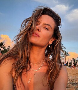 [2024.08.16] alessandraambrosio_455600828_18454368253000670_1019526610124497110_n.jpg