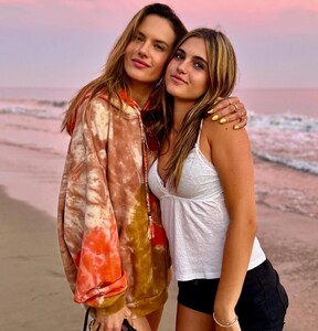 [2024.08.21] alessandraambrosio_456239871_18455326135000670_3496864365934886155_n.jpg