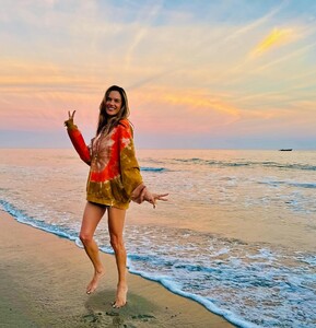 [2024.08.21] alessandraambrosio_456243829_18455326156000670_6847059855198057046_n.jpg