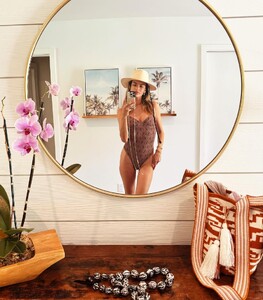 [2024.08.08] alessandraambrosio_451283651_18452939101000670_5702890180216581734_n.jpg