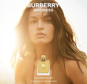Burberry-Goddess-Eau-de-Parfum-Intense-Ad01.thumb.jpg.7d9749c8ee5560df9577a60d56b62ae9.jpg