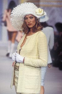 Chanel1993WomenRTW2.thumb.jpg.38bd531e8409de0a73da3ac411984026.jpg