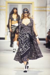 Chanel1993WomenRTW37.thumb.jpg.41cfd98f0238a3a994954b61b0d9b505.jpg