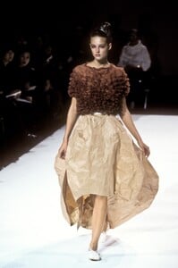 CommedesGarcons1997WomenRTW25.thumb.jpg.1ba3345a360a17fa9570ec64df894df7.jpg