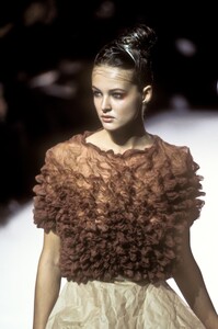 CommedesGarcons1997WomenRTW26.thumb.jpg.cde2403b3b77540e63a7b2f3207c3a78.jpg