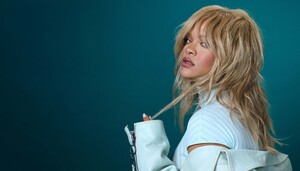 FFH661950_FENTY_HAIR_HP-HERO_LAUNCH_FV_DESKTOP.jpg