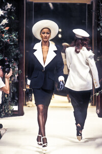 Givenchy1993HauteCoutureSS1.thumb.jpg.c8f155a549842969dd889fe230ff908e.jpg