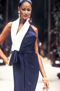 Givenchy1993HauteCoutureSS16.thumb.jpg.2176b0586c90fb9bce3dfbac2bd57ba3.jpg
