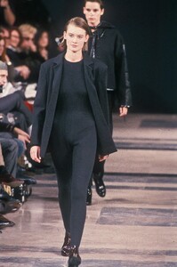 HelmutLang1989WomenRTW33.thumb.jpg.97b7fa39642d2a56df0ee0f76e564423.jpg