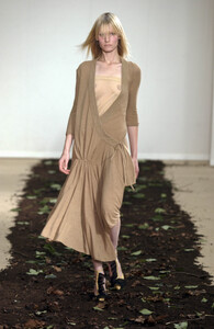 JoseEnriqueOnaSelfa2002WomenRTW19.thumb.jpg.868a4dd049f75fd201d20be342d30bf5.jpg