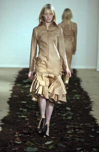 JoseEnriqueOnaSelfa2002WomenRTW2.thumb.jpg.6851c14b53f04cf82a393f18fd6adb01.jpg