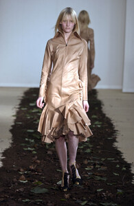 JoseEnriqueOnaSelfa2002WomenRTW3.thumb.jpg.d39120059d260bd1d4b5194df7abb6c1.jpg