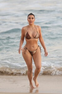 Kim-Kardashian-Feet-5237557.jpeg