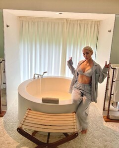 Kim-Kardashian-Feet-6556236.jpeg