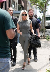 Kim-Kardashian-Feet-7978595.jpeg