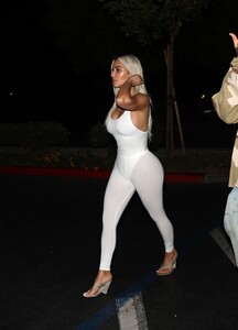 Kim-Kardashian-Feet-7981955.jpeg