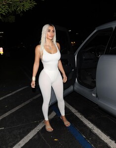 Kim-Kardashian-Feet-7981956.jpeg
