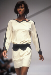 Krizia1991WomenRTW31.thumb.jpg.480ae1667b720b6f61875ceab2064182.jpg
