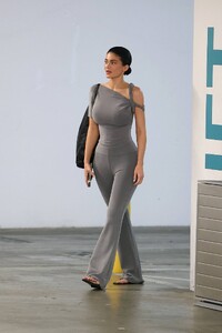 Kylie-Jenner---Leaving-A-Meeting-In-Woodland-Hills-01.jpg