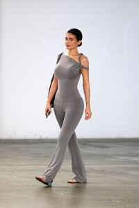 Kylie-Jenner---Leaving-A-Meeting-In-Woodland-Hills-03.jpg
