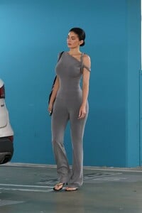 Kylie-Jenner---Leaving-A-Meeting-In-Woodland-Hills-09.jpg