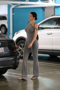 Kylie-Jenner---Leaving-A-Meeting-In-Woodland-Hills-12.jpg