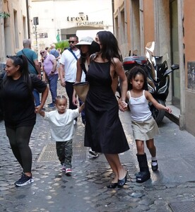Kylie-Jenner---Leaving-Dal-Moros-restaurant-in-Venice-20.jpg