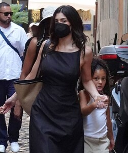 Kylie-Jenner---Leaving-Dal-Moros-restaurant-in-Venice-29.jpg