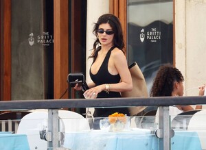 Kylie-Jenner---Out-and-about-in-Venice---Italy-26.jpg