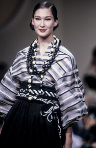 Lanvin1989WomenRTW36.thumb.jpg.6983bb05e8ba640c1d60125a49e76426.jpg