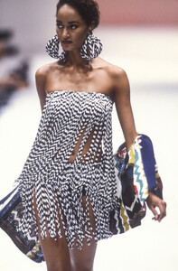 Missoni1991WomenRTW110.thumb.jpg.756c01279cd6483b47ccaf9a6d18c39f.jpg
