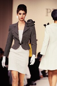 Pierre_Balmain_SS1989_Perine_Fernando_02.thumb.jpg.49c7000be9aefb2d7a8fa11e38e95b1a.jpg