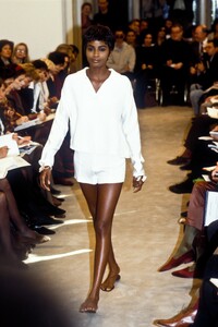 Prada1991WomenRTW12.thumb.jpg.ba4e32323e6246d1936c1aefffb3c7f0.jpg