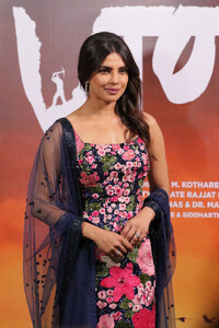 Priyanka_Malaysia_281229~31.jpg