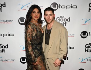 Priyanka_Malaysia_281429~25.jpg