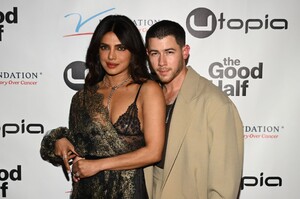 Priyanka_Malaysia_282429~18.jpg