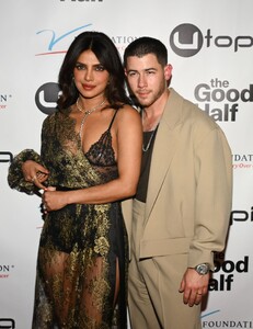 Priyanka_Malaysia_282729~16.jpg