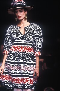 Sonia_Rykiel_SS1989_Celia_02.thumb.jpg.979945b4142c794273f9556fd77fb4bf.jpg