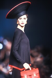 Sonia_Rykiel_SS1989_Cristiana_Mucci_03.thumb.jpg.1f31b62ff7bc9461f4d1feccb1003f4c.jpg