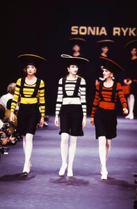 Sonia_Rykiel_SS1989_Olatz_Lopez_02.thumb.jpg.33b3bf6884e2c32f832ac222446190ab.jpg