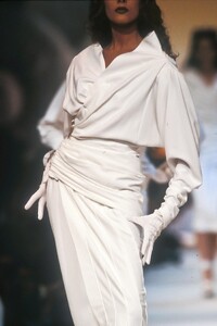 ThierryMugler1989WomenRTW25.thumb.jpg.a9d4c52bf7f75a15699cfeaa82a71ad3.jpg