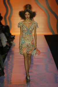TsumoriChisato2005WomenRTW89.thumb.jpg.b8a9390a2213cb2ed93b53da565c764f.jpg