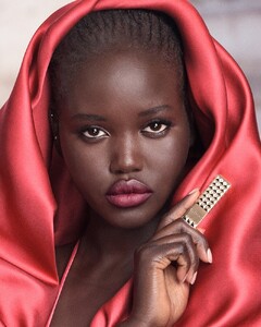Valentino-Spike-Lipstick-2024-Ad.thumb.jpg.ba0b0ce76b87a943cc42965975f9541a.jpg