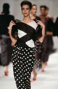 Valentino_SS1989_Cristiana_Mucci_02.thumb.jpg.532d0b2e25b9a371d233e8a8a0c83d97.jpg