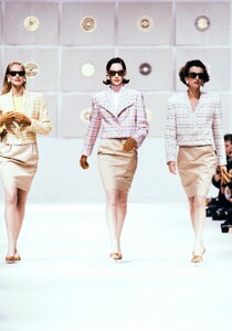 Valentino_SS1989_Dianne_DeWitt_01.thumb.jpg.ec8d5f0cf60c7e80b95e8daee307560f.jpg