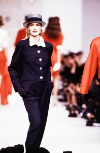 Valentino_SS1989_Dianne_DeWitt_02.thumb.jpg.3399d1c1c68365141f55db650c48b577.jpg