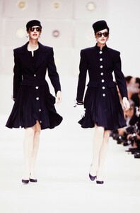 Valentino_SS1989_Susanna_Linsmayer_01.thumb.jpg.92f18445c6611978534f382be147cdb1.jpg
