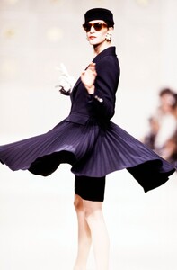 Valentino_SS1989_Susanna_Linsmayer_02.thumb.jpg.8071a89fb849ac3e728ca7db2524d60f.jpg