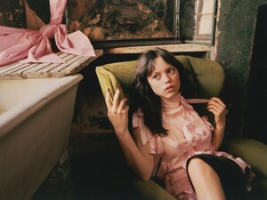 VanityFair_JennaOrtega3.thumb.jpg.c1935de078fb665b5c68ed7588ec669b.jpg